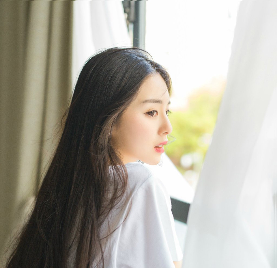 现实会告诉你不努力就会被生活踩死，无需找什么借口，一无所有就是拼的理由。